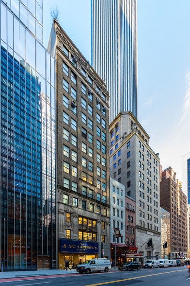 124-128 W 58th St, New York, NY à louer - Photo du bâtiment - Image 2 de 12