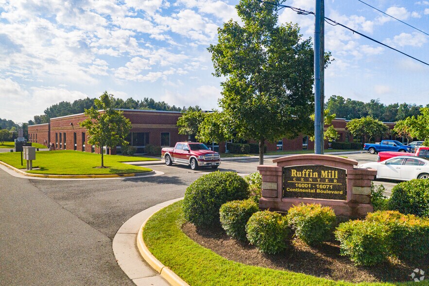 16001-16071 Continental Blvd, Colonial Heights, VA à louer - Photo du bâtiment - Image 3 de 11