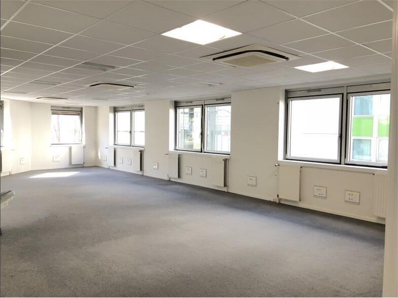 Office in Fontenay-sous-Bois for lease - Interior Photo - Image 2 of 3