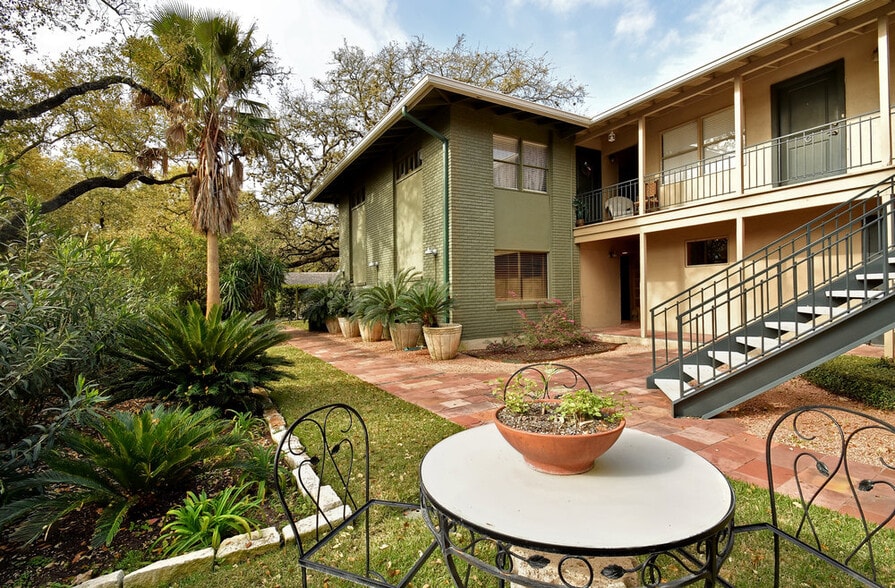 1803 La Sombra Dr, San Antonio, TX à vendre - Photo du bâtiment - Image 2 de 28