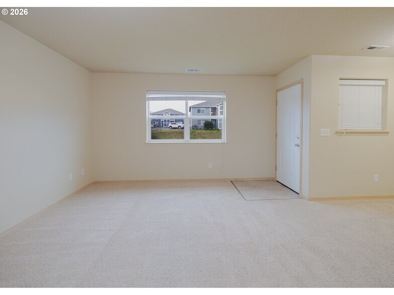 2037 SE Huckleberry Ave, Warrenton, OR for sale - Interior Photo - Image 3 of 20