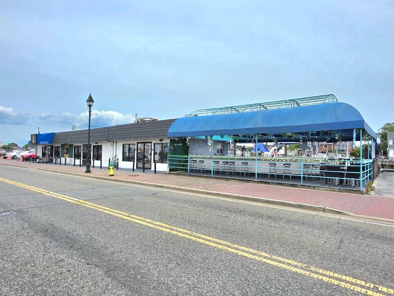 103 Woodcleft Ave, Freeport, NY à vendre - Photo du bâtiment - Image 2 de 14