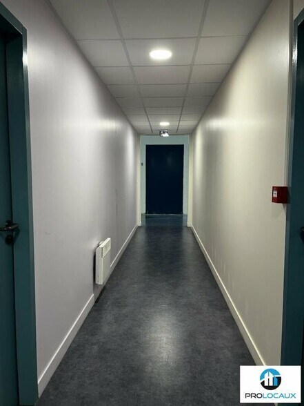 Office in Saint-Maximin for lease - Interior Photo - Image 2 of 6