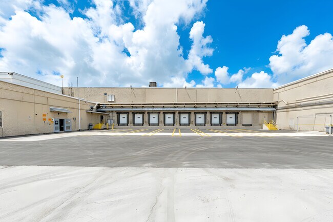 Plus de détails pour 18770 NE 6th Ave, Miami, FL - Industriel à louer