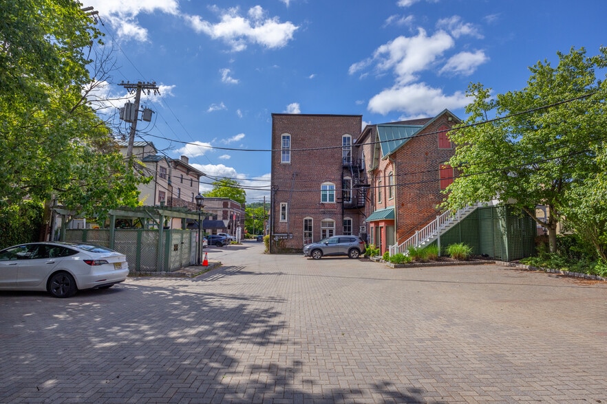 32 Bridge St, Lambertville, NJ for lease - Building Photo - Image 3 of 12