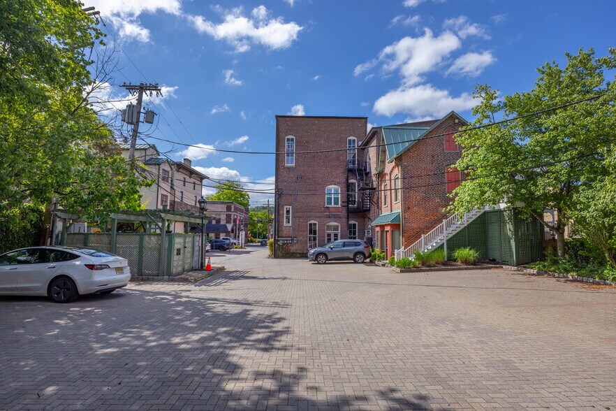 32 Bridge St, Lambertville, NJ à louer - Photo du bâtiment - Image 3 de 12