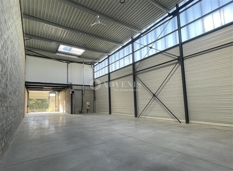 Flex in Stains for lease - Building Photo - Image 3 of 6