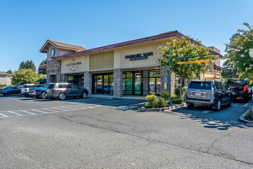 1212-1214 Airport Park Blvd, Ukiah, CA à louer - Photo du bâtiment - Image 2 de 12