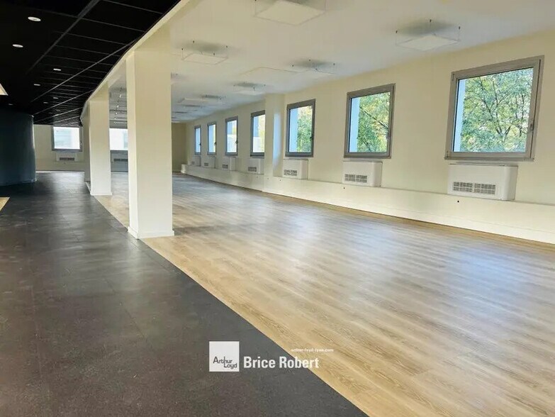 3-6 Place Charles Hernu, Villeurbanne à louer - Photo du bâtiment - Image 2 de 5