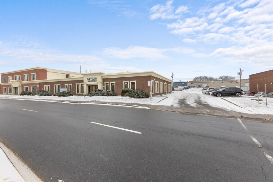 74-76 Boul Brunswick, Dollard-des-Ormeaux, QC à louer - Photo du bâtiment - Image 2 de 4