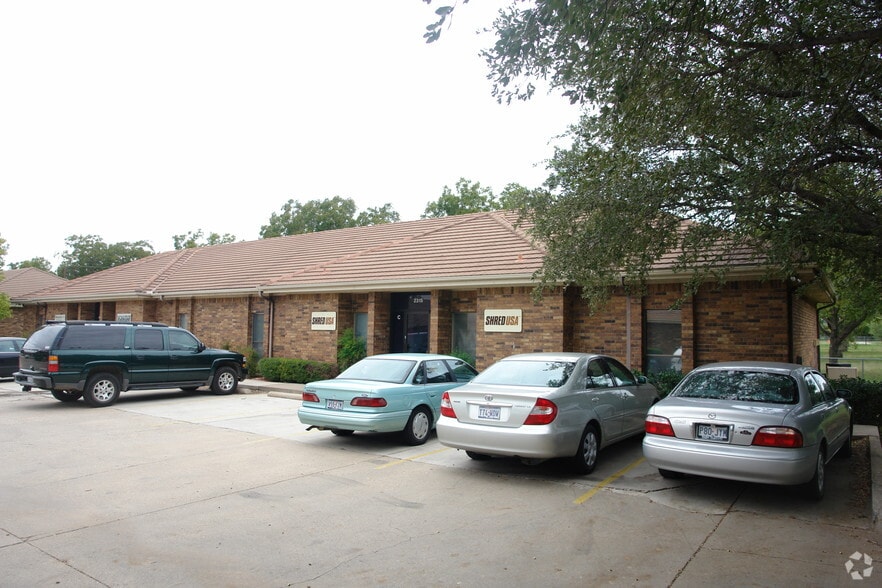 2315 Roosevelt Dr, Arlington, TX for sale - Building Photo - Image 2 of 5