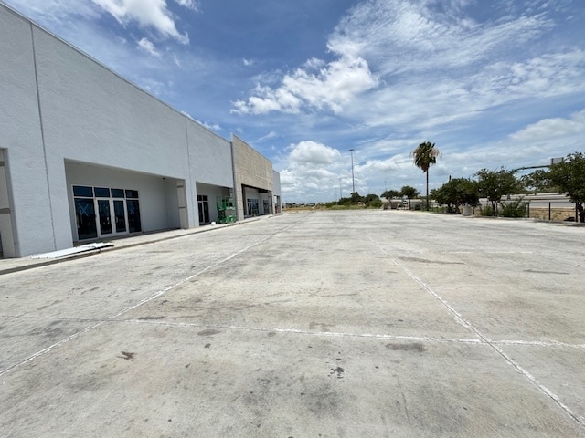 405 Crossroads St, Laredo, TX for lease - Building Photo - Image 2 of 26