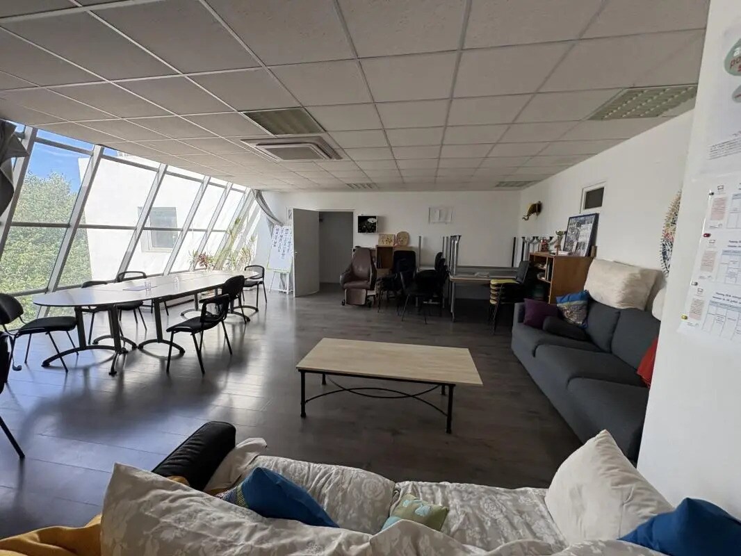 Retail in Aubagne for lease Interior Photo- Image 1 of 10