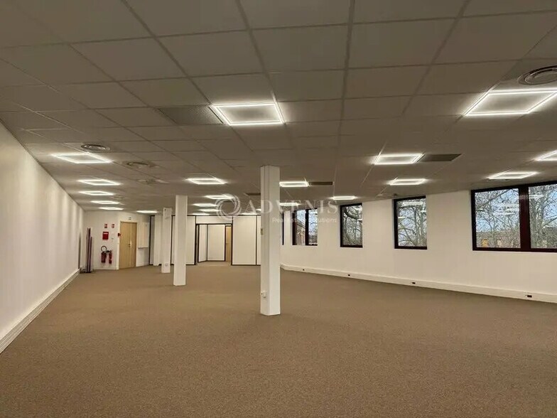 Office in Saint-Germain-en-Laye for lease - Interior Photo - Image 3 of 33