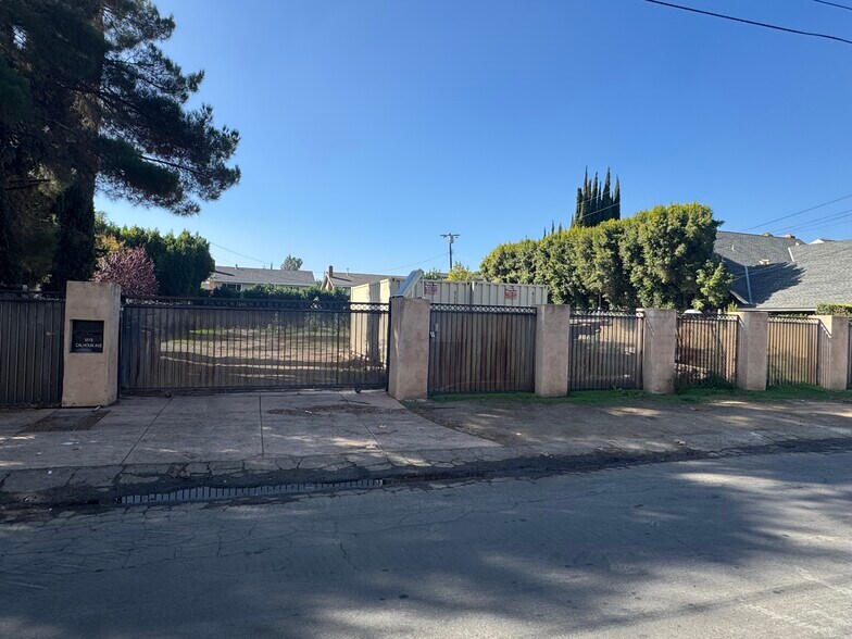 5511 Calhoun Ave, Sherman Oaks, CA à vendre - Photo du bâtiment - Image 2 de 6