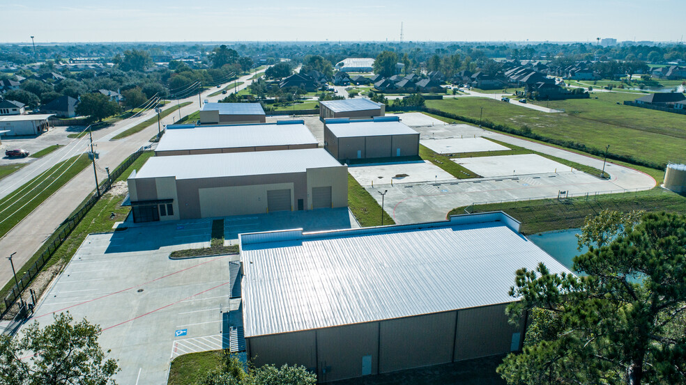 11811 Champion Forest Dr, Houston, TX à vendre - Photo du bâtiment - Image 3 de 8
