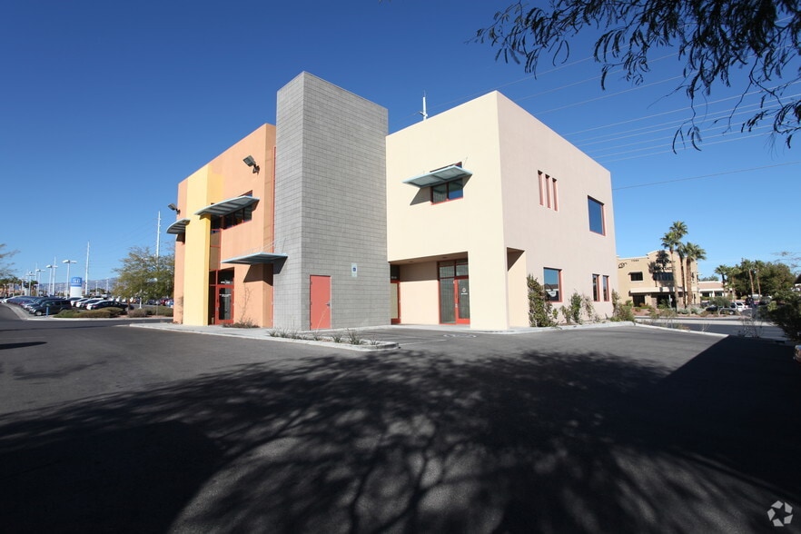 7545 W Sahara Ave, Las Vegas, NV à louer - Photo du bâtiment - Image 3 de 19