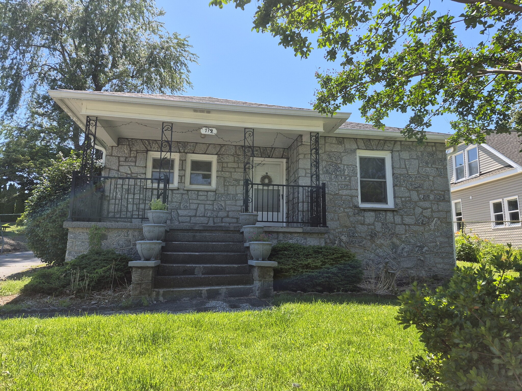 719 Oakland St, Hendersonville, NC for lease Building Photo- Image 1 of 6