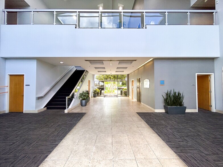 222 E Huntington Dr, Monrovia, CA à louer - Photo intérieure - Image 3 de 10