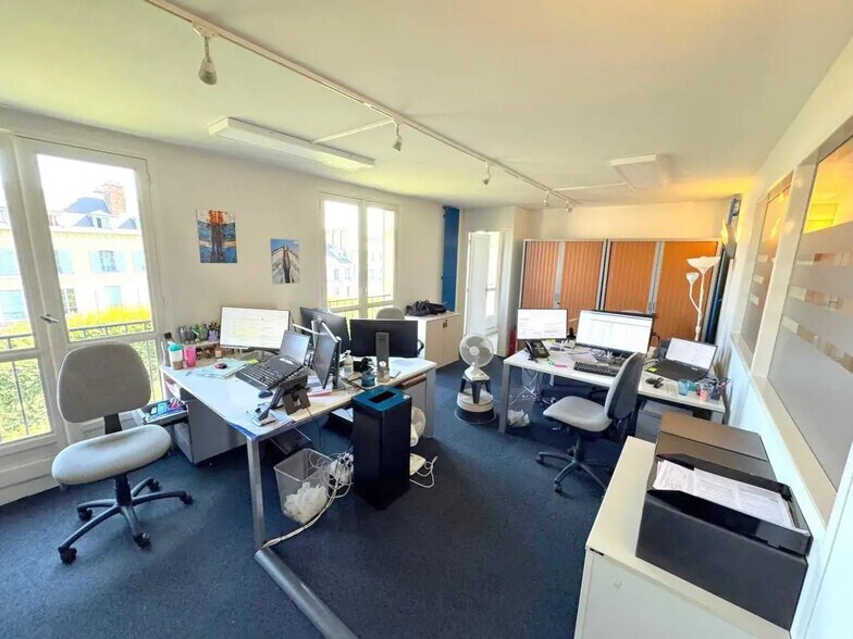 Office in Versailles for lease - Interior Photo - Image 2 of 8
