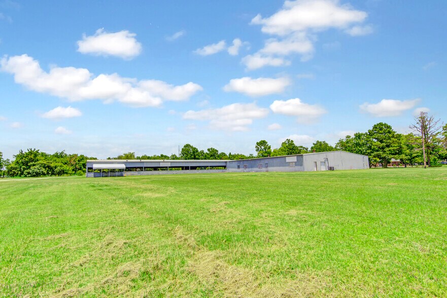 8458 FM 1960 portefeuille de 2 propriétés à vendre sur LoopNet.ca - Photo du bâtiment - Image 3 de 41