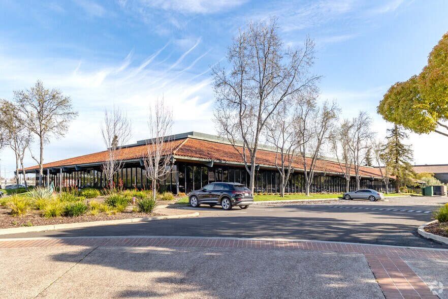 890 Tasman Dr, Milpitas, CA à louer - Photo du bâtiment - Image 1 de 8