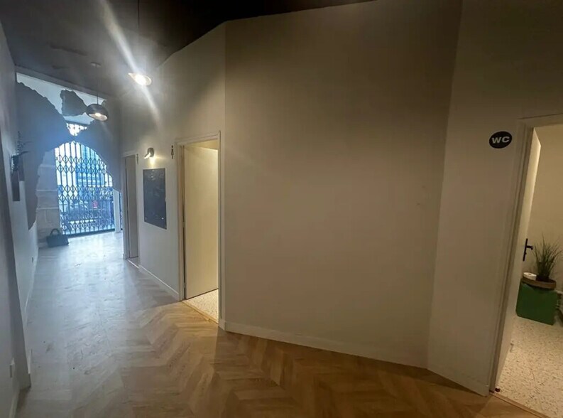 40 Rue Croix Des Petits Champs, Paris for sale - Interior Photo - Image 3 of 7