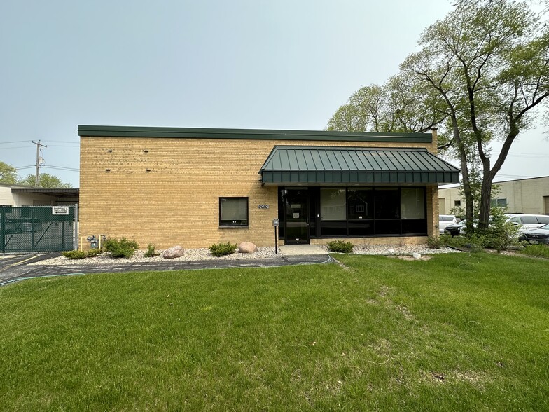 9010-9030 W Schlinger Ave, Milwaukee, WI for lease - Building Photo - Image 1 of 20