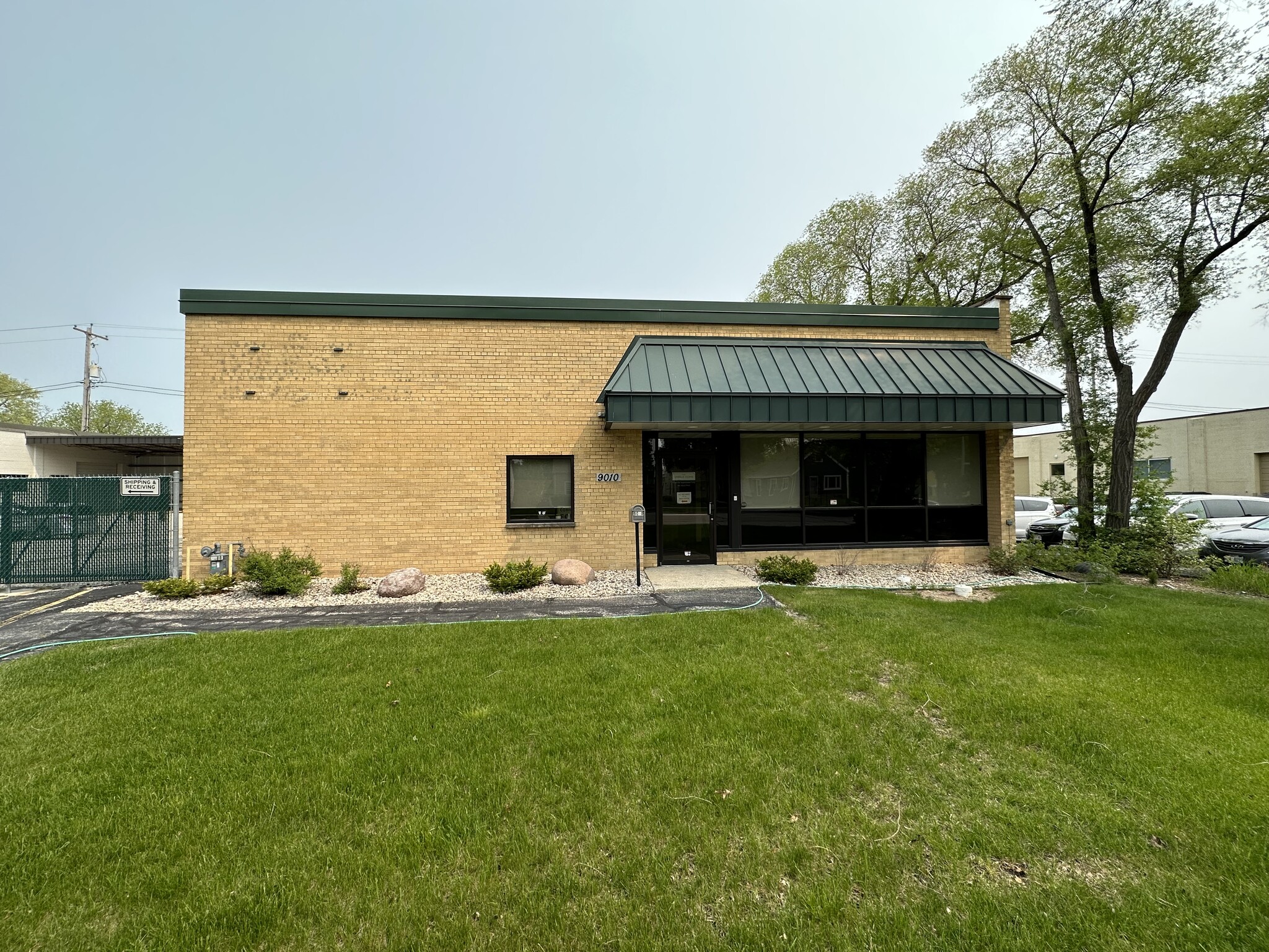 9010-9030 W Schlinger Ave, Milwaukee, WI for lease Building Photo- Image 1 of 21