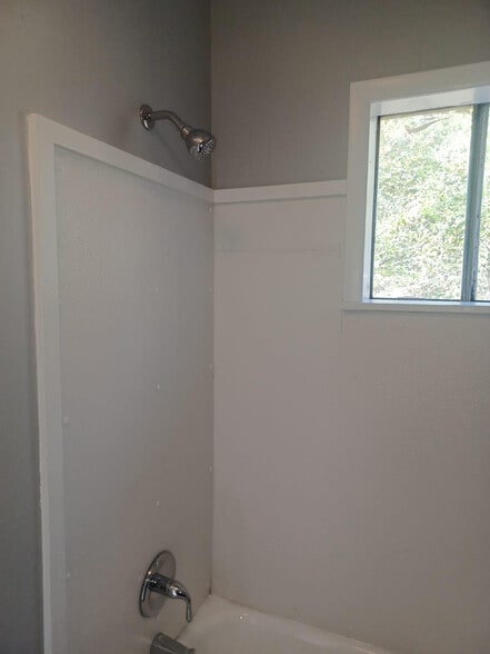 1301 20th St N, Columbus, MS for sale - Interior Photo - Image 3 of 6