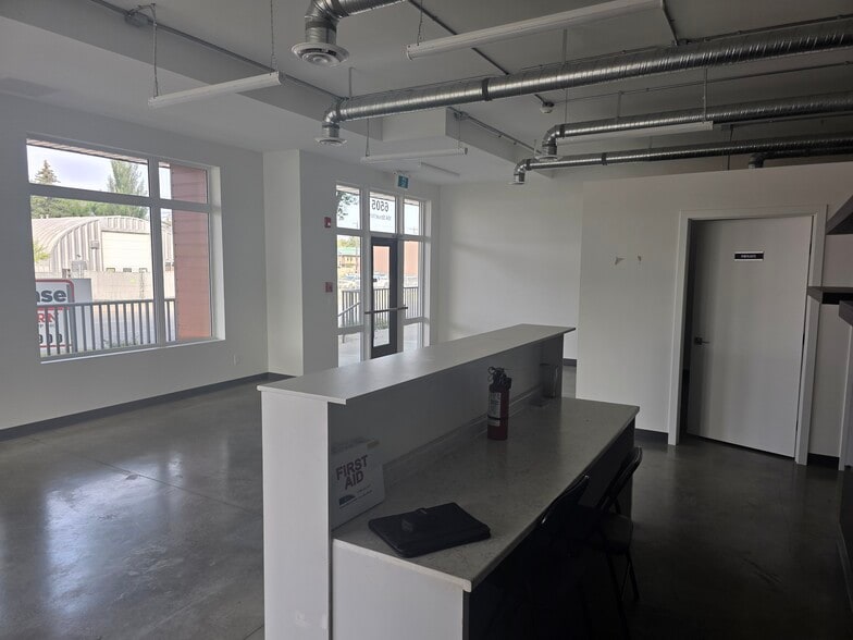 6501 Calgary Trl NW, Edmonton, AB for lease - Building Photo - Image 2 of 8