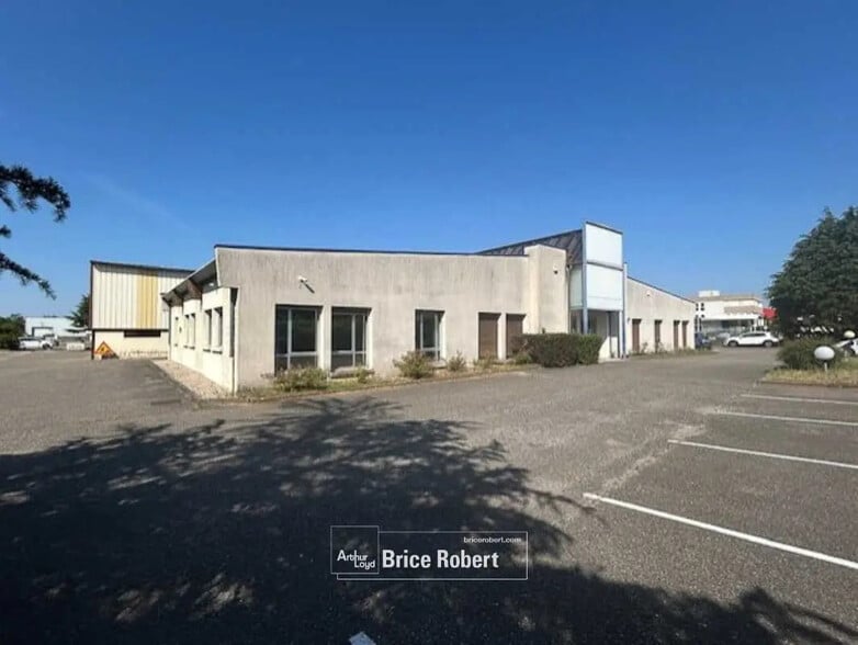 Flex in Chassieu for sale - Building Photo - Image 1 of 9