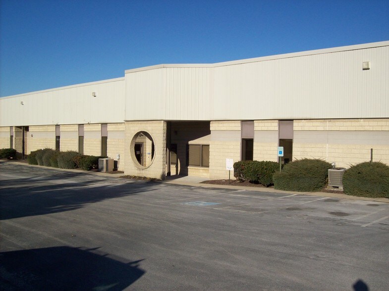 400 Feheley Dr, King Of Prussia, PA à louer - Photo du bâtiment - Image 3 de 8