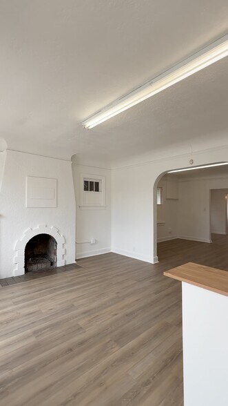 2330 E McDowell Rd, Phoenix, AZ à louer - Vidéo sur l’inscription commerciale - Image 2 de 16