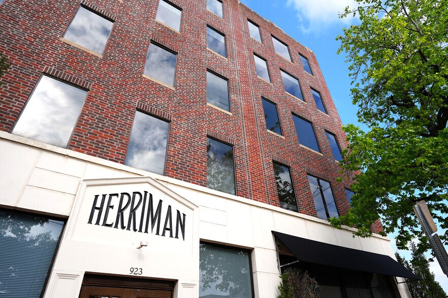 Collins & Herriman Buildings portefeuille de 2 propriétés à vendre sur LoopNet.ca - Photo du bâtiment - Image 1 de 5