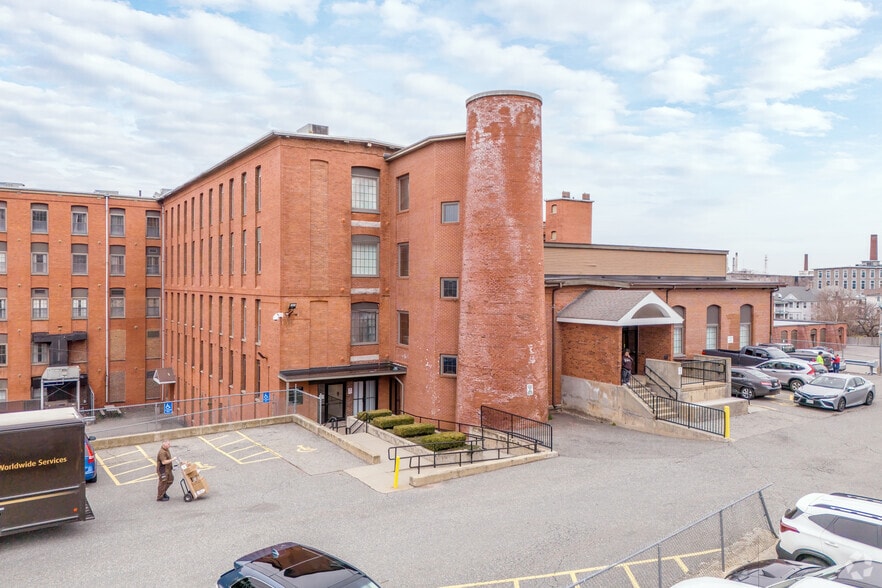 1565-1567 N Main St, Fall River, MA for lease - Building Photo - Image 1 of 5