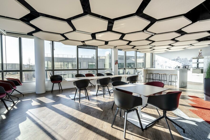 Office in Saint-Denis for lease - Interior Photo - Image 2 of 4