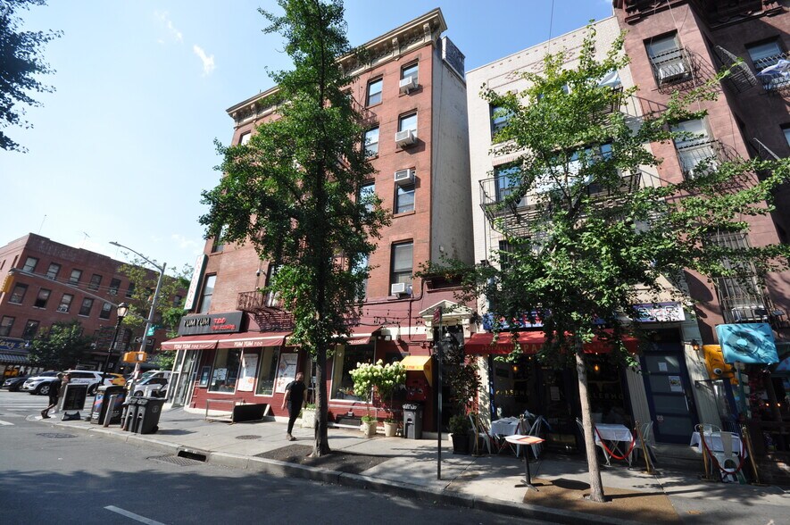 Hell's Kitchen Mixed Use Portfolio portefeuille de 2 propriétés à vendre sur LoopNet.ca - Photo du bâtiment - Image 3 de 14