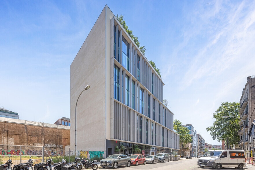 Office in Barcelona, Barcelona for lease - Building Photo - Image 3 of 3