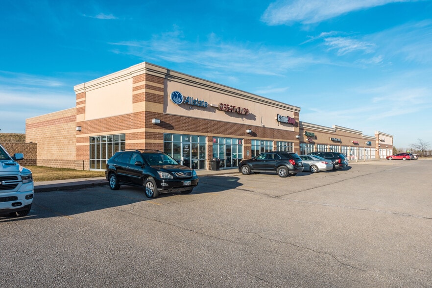 11101-11148 Plum Dr, Urbandale, IA for lease - Building Photo - Image 1 of 18