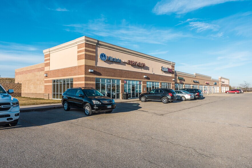 11101-11148 Plum Dr, Urbandale, IA à louer - Photo du bâtiment - Image 1 de 18