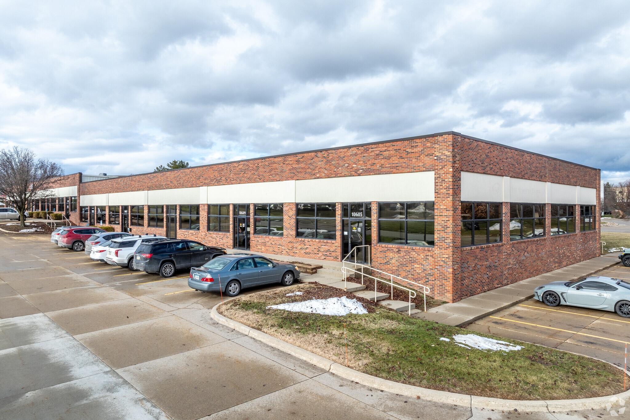10635 Justin Dr, Urbandale, IA for lease Primary Photo- Image 1 of 6