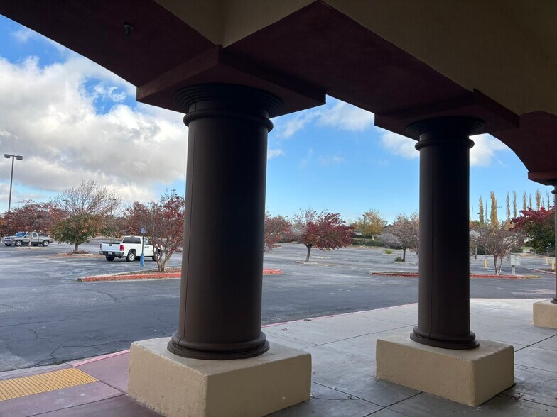 710 W Tehachapi Blvd, Tehachapi, CA à louer - Photo du bâtiment - Image 2 de 30