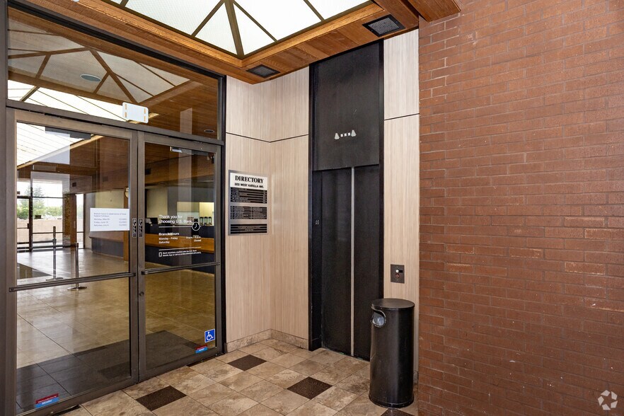 303 W Katella Ave, Orange, CA à louer - Hall d’entrée - Image 2 de 14