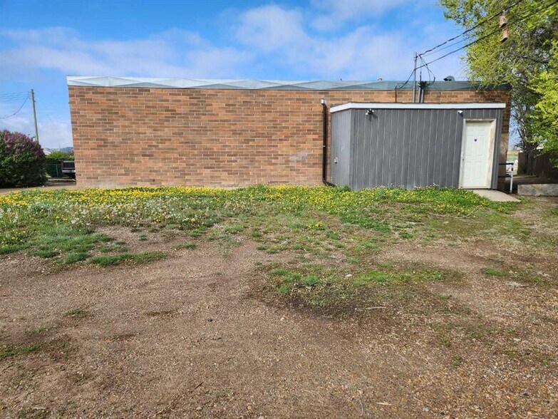 208 Railway Ave E, Drumheller, AB à vendre - Photo du bâtiment - Image 2 de 24
