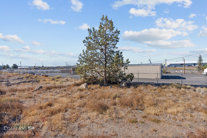 498 SW Veterans Way, Redmond, OR à vendre - Photo du bâtiment - Image 2 de 14