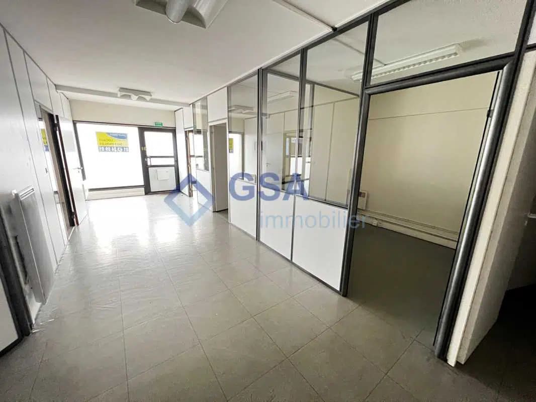 Office in Évry-Courcouronnes for lease Interior Photo- Image 1 of 5