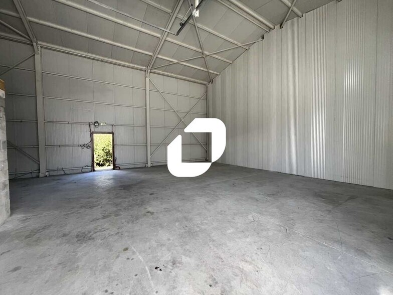 Flex in Marolles-en-Hurepoix for lease - Interior Photo - Image 2 of 5