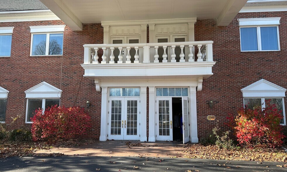 3300 University Dr, Auburn Hills, MI à louer - Photo du bâtiment - Image 3 de 26