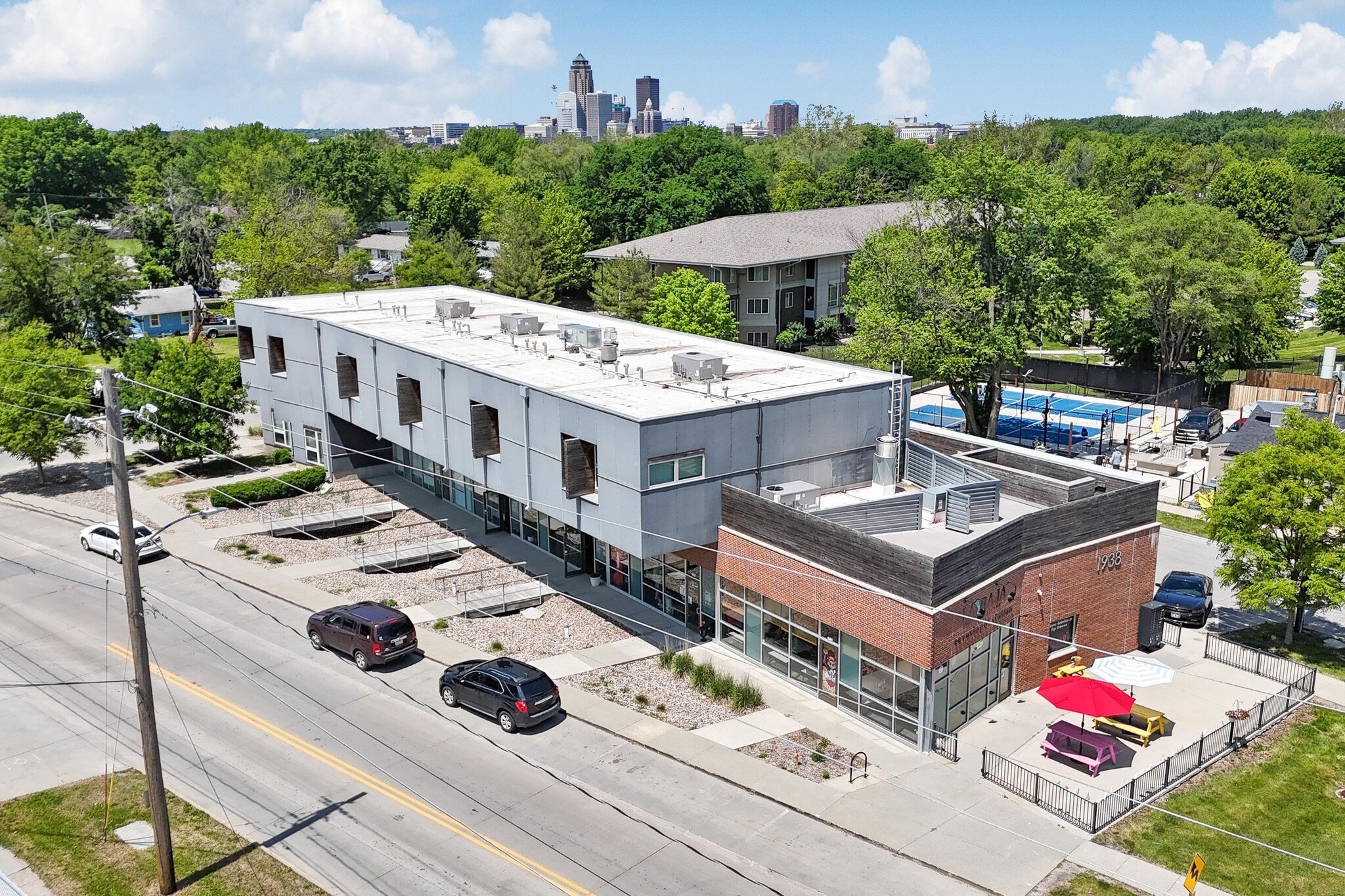 1938 SE 6th St, Des Moines, IA for lease Primary Photo- Image 1 of 4